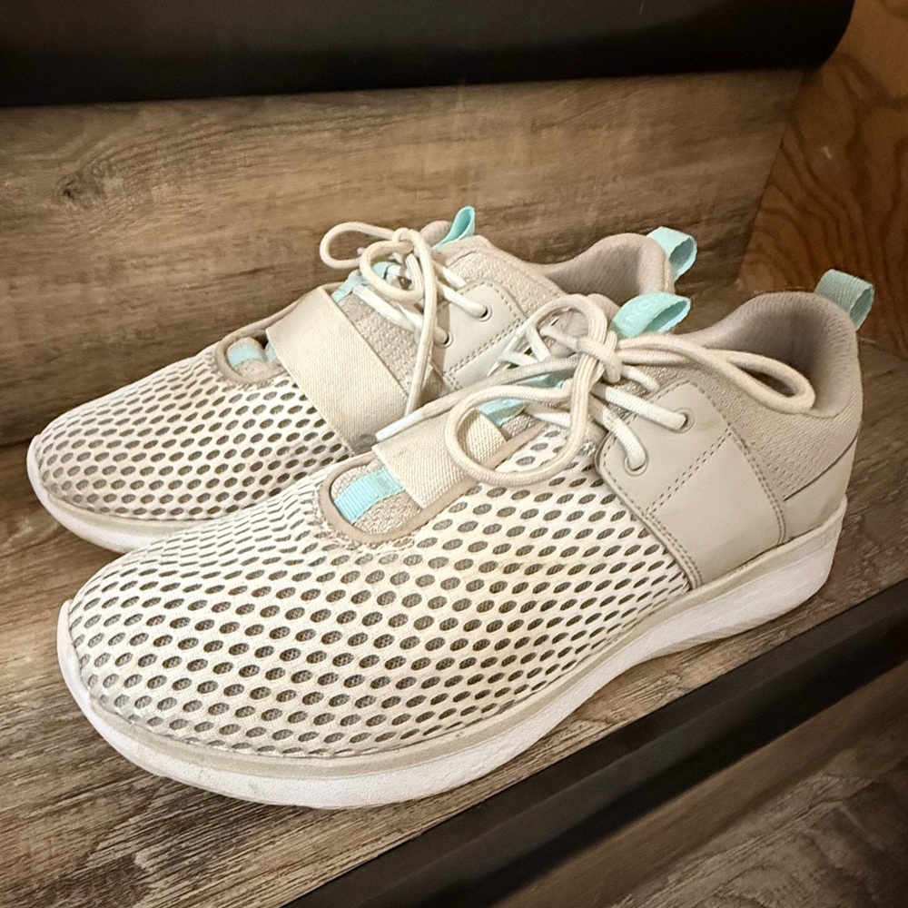 Size 10 - Vionic Coro mesh lace-up walking shoes